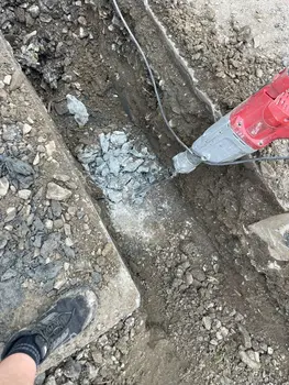 Hotový výkop pro instalaci inženýrských sítí pod betonovou plochou