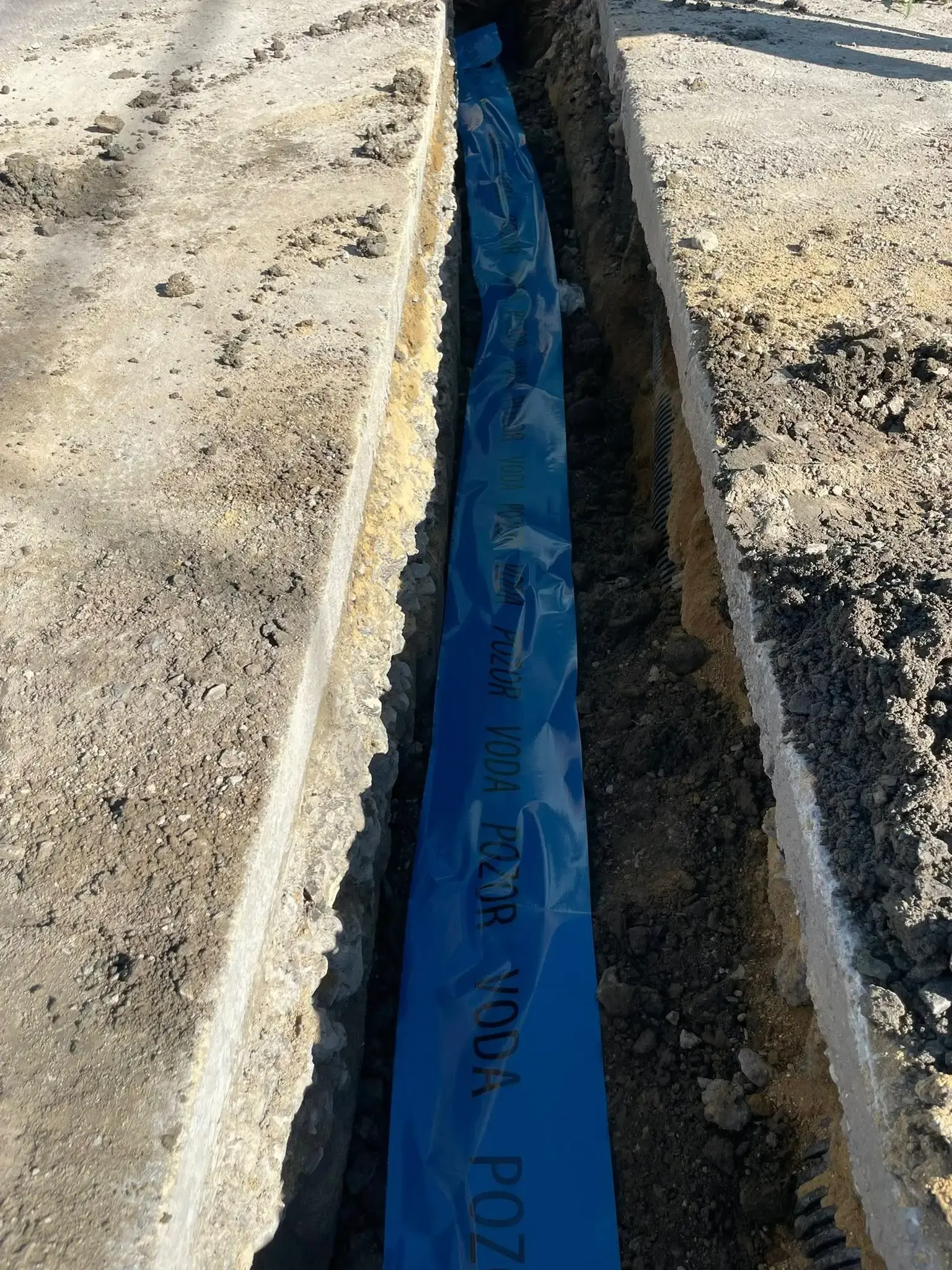 Bourání betonu sbíjecím kladivem při přípravě výkopu