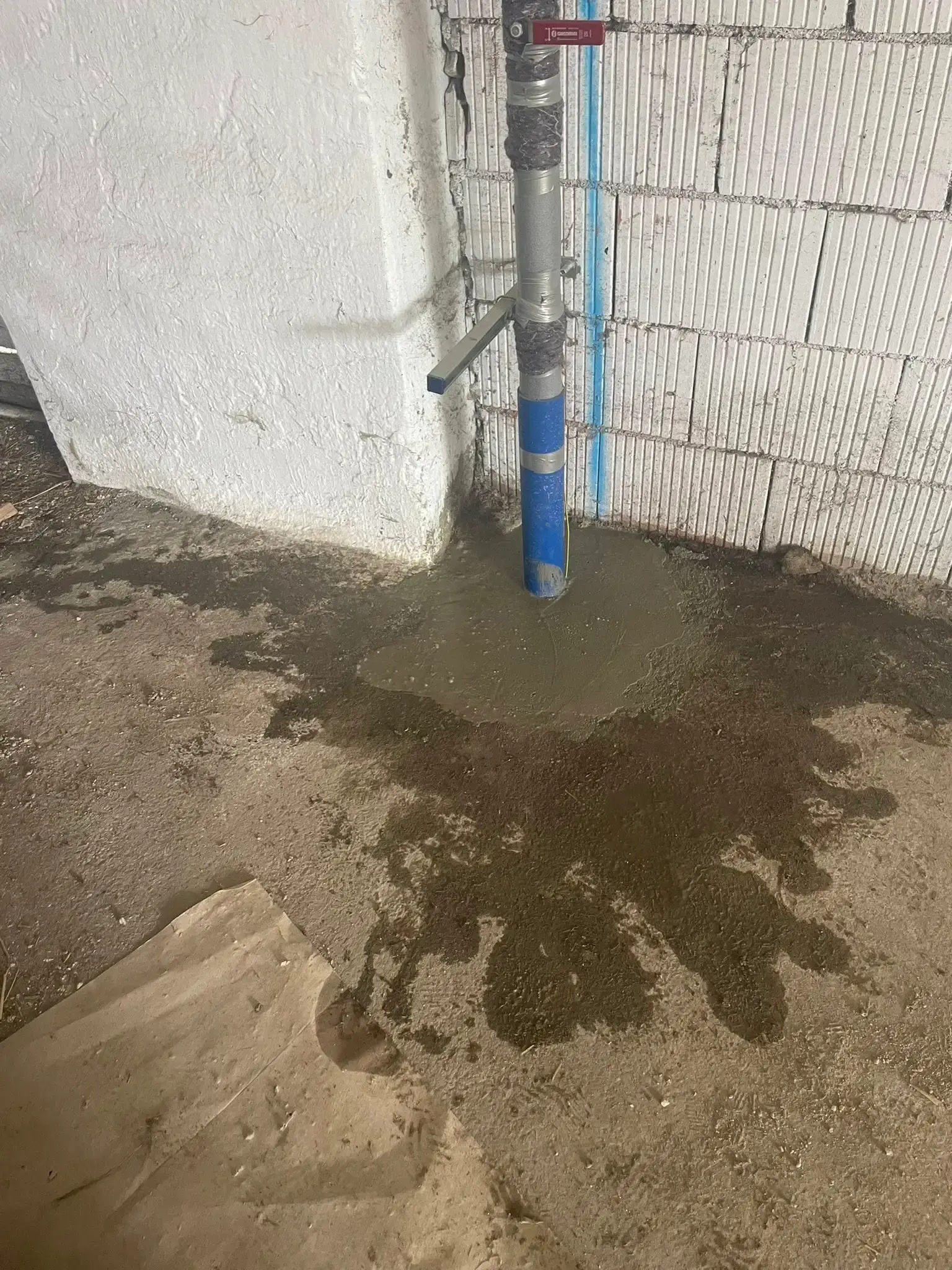 Uložení vodovodního potrubí do výkopu s ochrannou fólií